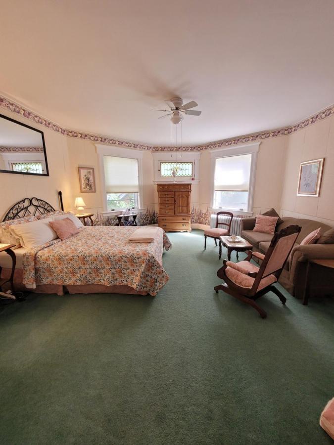 Ruby Manor Bed & Breakfast Gananoque Eksteriør billede
