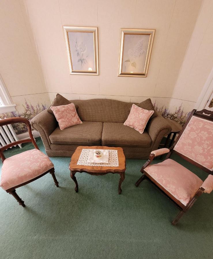 Ruby Manor Bed & Breakfast Gananoque Eksteriør billede